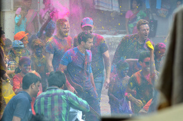 Coldplay - Music Video Hymn For The Weekend (2016) - On Set in Mumbai фото №1047435