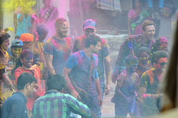 Coldplay - Music Video Hymn For The Weekend (2016) - On Set in Mumbai фото №1047441