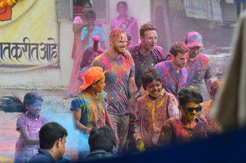 Coldplay - Music Video Hymn For The Weekend (2016) - On Set in Mumbai фото №1047434