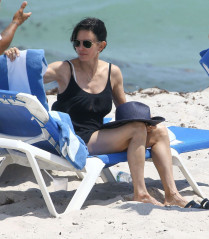 Courteney Cox in Bikini – Miami Beach фото №952137