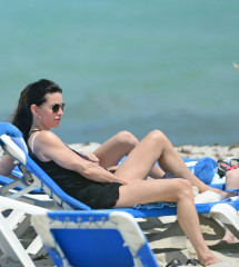 Courteney Cox in Bikini – Miami Beach фото №952136