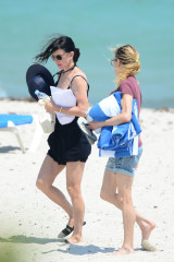 Courteney Cox in Bikini – Miami Beach фото №952135