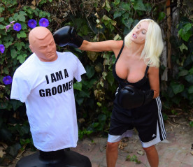 COURTNEY STODDEN Takes Shots at Her Ex Punching Shirt in Beverly Hills 07/07/202 фото №1263264