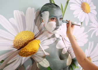 Daisy Lowe – Painted by World-Leading Body Paint artist, Carolyn Roper фото №1090359