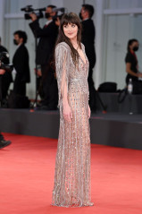 Dakota Johnson-"The Lost Daughter" Red Carpet The 78th Venice Film Festival фото №1308386