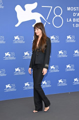 Dakota Johnson-The Lost Daughter Photocall at 78th Venice Fes фото №1308351