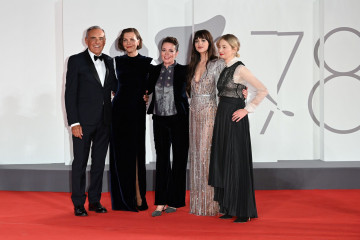 Dakota Johnson-"The Lost Daughter" Red Carpet The 78th Venice Film Festival фото №1308380