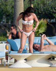 Danielle Lloyd in White Bikini on the pool in Dubai фото №1061245