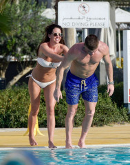 Danielle Lloyd in White Bikini on the pool in Dubai фото №1061235