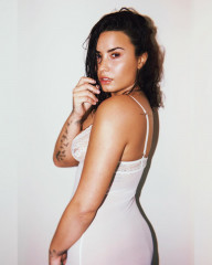 Demi Lovato – “Somebody New” Single Art фото №1234548