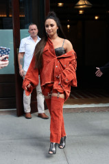 Demi Lovato – Leaving Her Hotel in New York City  фото №1001914