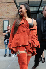 Demi Lovato – Leaving Her Hotel in New York City  фото №1001911