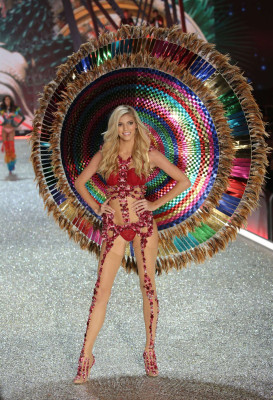 Devon Windsor – 2016 Victoria’s Secret Fashion Show Runway in Paris фото №926593