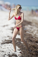 Devon Windsor in Red Bikini on the Beach in Miami фото №960576