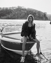 Doutzen Kroes ~ Vogue Netherlands September 2024 by Lachlan Bailey фото №1401805