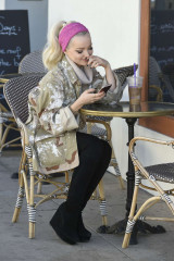 Dove Cameron at a Lunch in Los Angeles фото №929879