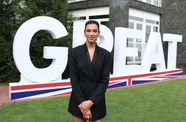 Dua Lipa - British Embassy in Pristina, Kosovo 08/04/2019 фото №1207675