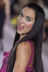 Dua Lipa - Versace Fashion Show at Milan Fashion Week 09/25/2021 фото №1312868