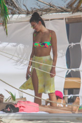 Dua Lipa is seen in Tulum, Mexico | 01.01.2021 фото №1286694