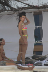 Dua Lipa is seen in Tulum, Mexico | 01.01.2021 фото №1286693