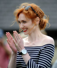 Eleanor Tomlinson at the Adlestrop Open Day and Fun Dog Show in Gloucestershire фото №974056
