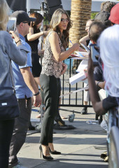 Elizabeth Hurley on ‘Extra’ set in Universal City фото №924551