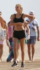 Elizabeth Turner in Bikini – Beach in LA 6/11/2019 фото №1185048