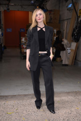 Elle Fanning Arrives for a taping of Live with Kelly &amp; Mark in New York 12/04/23 фото №1382226