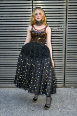 Elle Fanning at Alexander Mcqueen SS24 Show at Paris Fashion Week 09/30/23 фото №1378145