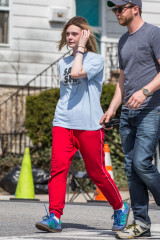 Elle Fanning Street Style – Arrives to Set Makeup Free in Westchester, NY 4/12/2 фото №955057