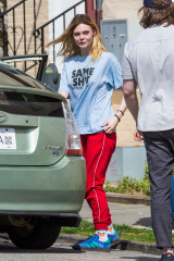Elle Fanning Street Style – Arrives to Set Makeup Free in Westchester, NY 4/12/2 фото №955059