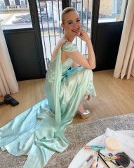 Elle Fanning - Golden Globes 2021 Backstage фото №1291147