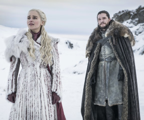 Emilia Clarke - 'Game Of Thrones' (2019) 8x01 'Winterfell'  фото №1216517