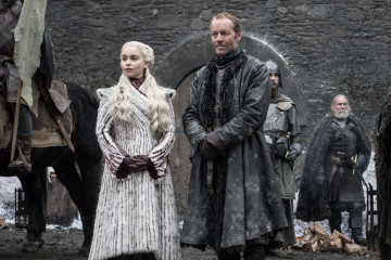 Emilia Clarke - 'Game Of Thrones' (2019) 8x01 'Winterfell'  фото №1216516