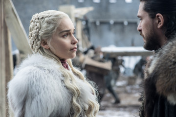 Emilia Clarke - 'Game Of Thrones' (2019) 8x01 'Winterfell'  фото №1216515