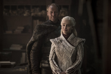 Emilia Clarke - 'Game Of Thrones' (2019) 8x01 'Winterfell'  фото №1216514