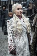 Emilia Clarke - 'Game Of Thrones' (2019) 8x01 'Winterfell'  фото №1216513