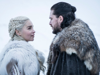 Emilia Clarke - 'Game Of Thrones' (2019) 8x01 'Winterfell'  фото №1216530