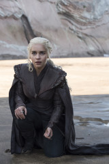 Emilia Clarke - Game of Thrones (2017) 7x01 'Dragonstone' фото №1241758