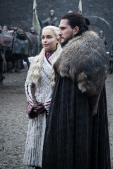 Emilia Clarke - 'Game Of Thrones' (2019) 8x01 'Winterfell'  фото №1216522