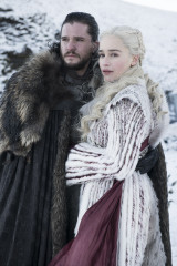 Emilia Clarke - 'Game Of Thrones' (2019) 8x01 'Winterfell'  фото №1216520