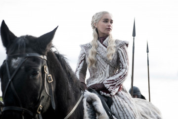 Emilia Clarke - 'Game Of Thrones' (2019) 8x01 'Winterfell'  фото №1216527