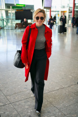 Emilia Clarke in Travel Outfit – Heathrow Airport in London 02/21/2019 фото №1145550