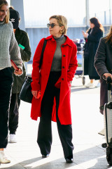 Emilia Clarke in Travel Outfit – Heathrow Airport in London 02/21/2019 фото №1145549