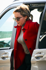 Emilia Clarke in Travel Outfit – Heathrow Airport in London 02/21/2019 фото №1145551