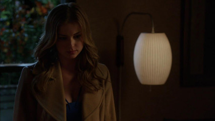 Emily VanCamp - Revenge (2013) 2x19 'Identity' фото №1324986