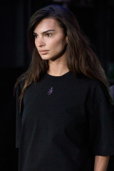 Emily Ratajkowski - JW Anderson Spring/Summer 2023 Fashion Show in London фото №1351898