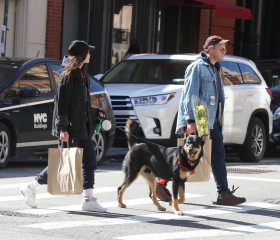 Emily Ratajkowski and Sebastian Bear-McClard – Shopping in Soho 03/15/2020 фото №1251325