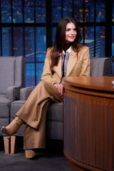 Emily Ratajkowski - Late Night with Seth Meyers 11/08/2021 фото №1321279