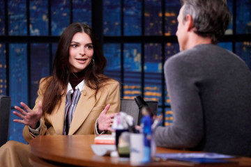 Emily Ratajkowski - Late Night with Seth Meyers 11/08/2021 фото №1321276